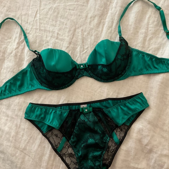 Victoria's Secret Emerald Green and Black Lace Bra Panty Set Xmas Christmas 34B - Picture 1 of 4